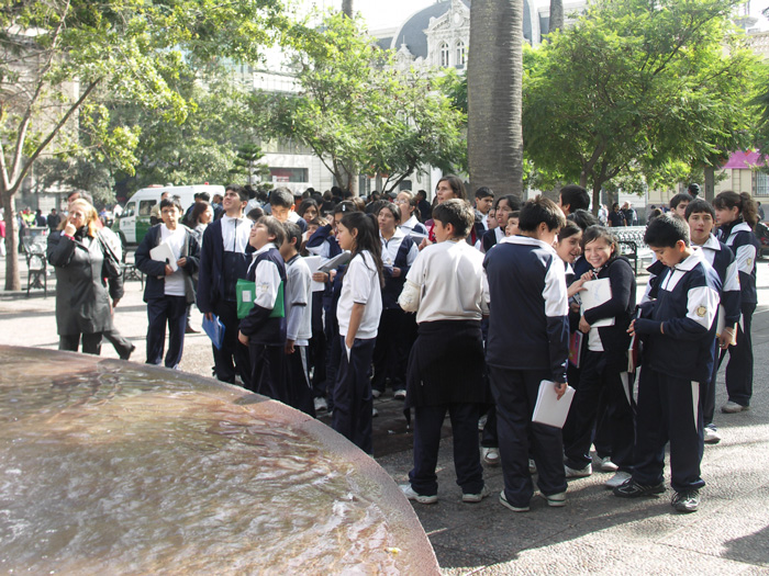 社会見学の中学生