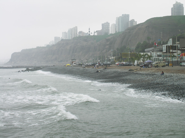 砂岩の崖が続くリマの海岸