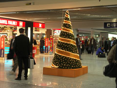 空港で見かけたクリスマスツリーの写真